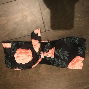 Tube top bikini black with roses comes to a tie in the middle